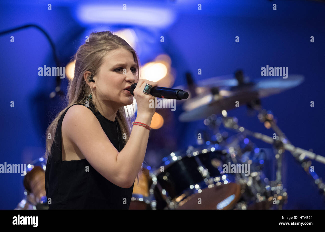 Berlin, Allemagne. 6Th Mar, 2017. Julia Singer Mandoki effectue pendant le concert de Man Doki et les Âmes Soeurs au Konzerthaus à Gendarmenmarkt à Berlin, Allemagne, 6 mars 2017. Après Paris et Londres, le musicien Leslie Mandoki rassembla ses allstar band avec les jazz et rock legends pour le concert à Berlin en Allemagne. Photo : Soeren Stache/dpa/Alamy Live News Banque D'Images