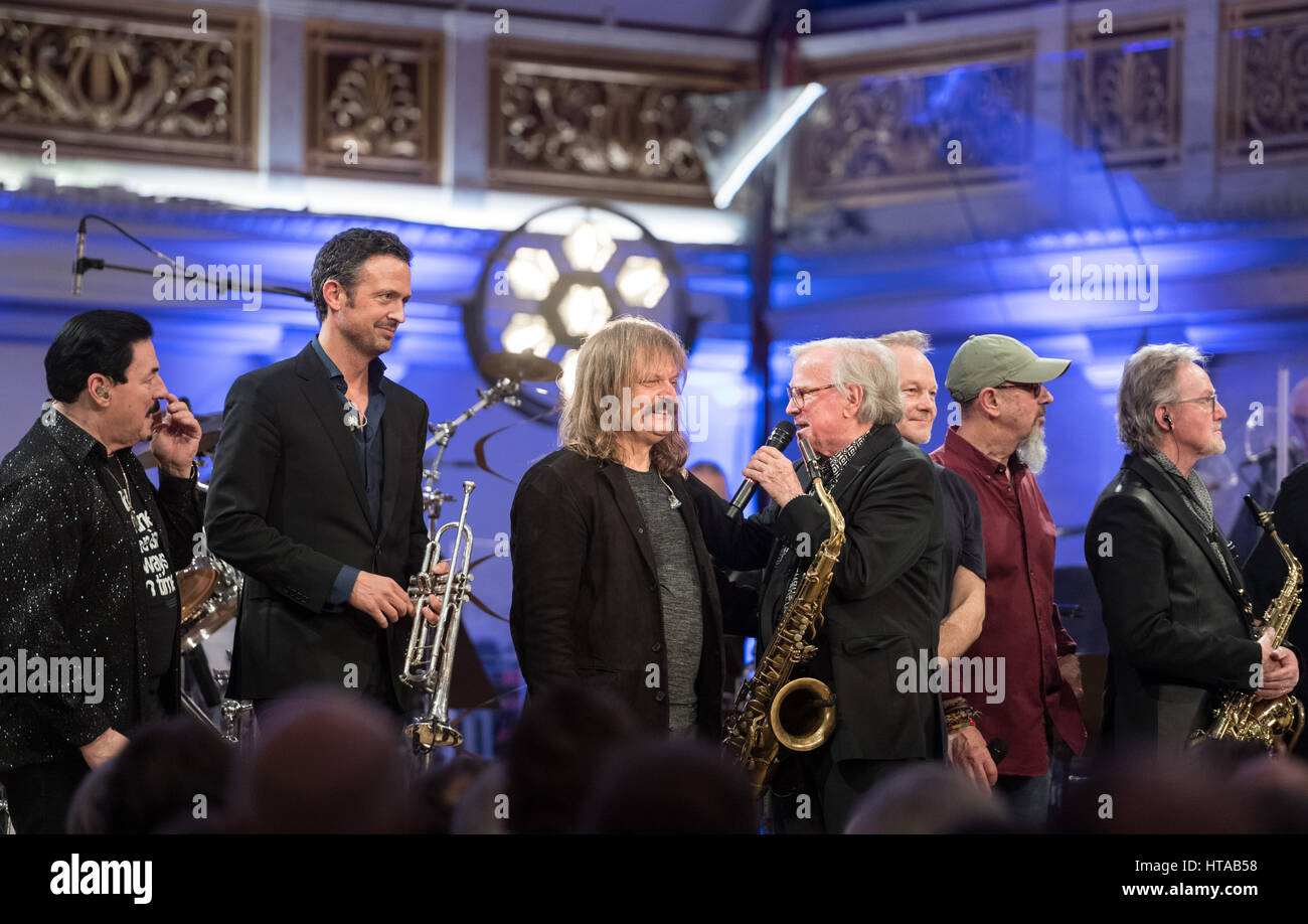 Berlin, Allemagne. 6Th Mar, 2017. Et l'homme Doki Soulmates effectuer pendant le concert de Man Doki et les Âmes Soeurs au Konzerthaus à Gendarmenmarkt à Berlin, Allemagne, 6 mars 2017. Après Paris et Londres, le musicien Leslie Mandoki rassembla ses allstar band avec les jazz et rock legends pour le concert à Berlin en Allemagne. Photo : Soeren Stache/dpa/Alamy Live News Banque D'Images