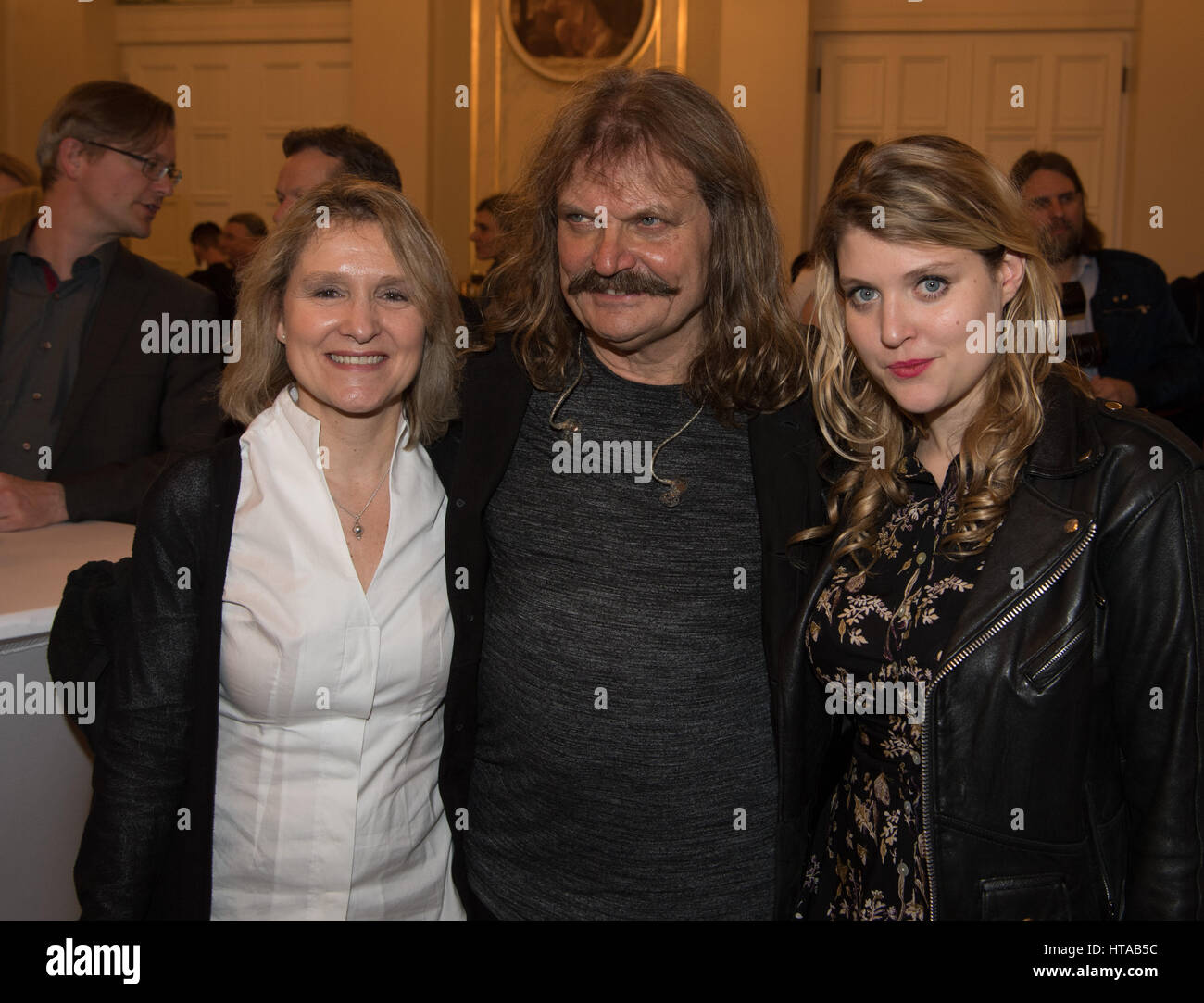 Berlin, Allemagne. 6Th Mar, 2017. Musicien Leslie Mandoki (c), sa fille Lara (r) et de son épouse Eva, photographié au concert de Man Doki et les Âmes Soeurs au Konzerthaus à Gendarmenmarkt à Berlin, Allemagne, 6 mars 2017. Après Paris et Londres, le musicien Leslie Mandoki rassembla ses allstar band avec les jazz et rock legends pour le concert à Berlin en Allemagne. Photo : Soeren Stache/dpa/Alamy Live News Banque D'Images