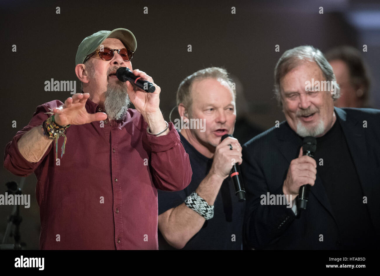 Berlin, Allemagne. 6Th Mar, 2017. Musiciens (l-r) Chris Thompson (Manfred Mann's Earth Band), Nick van Eede (réduction des équipages) et David Clayton-Thomas (Blood Sweet and Tears) effectuer pendant le concert de Man Doki et les Âmes Soeurs au Konzerthaus à Gendarmenmarkt à Berlin, Allemagne, 6 mars 2017. Après Paris et Londres, le musicien Leslie Mandoki rassembla ses allstar band avec les jazz et rock legends pour le concert à Berlin en Allemagne. Photo : Soeren Stache/dpa/Alamy Live News Banque D'Images