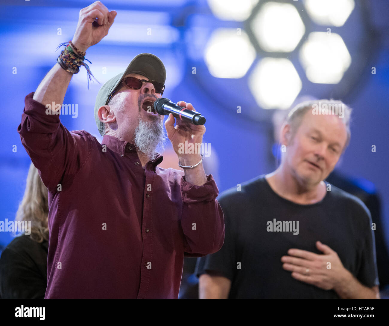 Berlin, Allemagne. 6Th Mar, 2017. Musiciens Chris Thompson (Manfred Mann's Earth Band) et Nick van Eede (réduction des équipages) effectuer pendant le concert de Man Doki et les Âmes Soeurs au Konzerthaus à Gendarmenmarkt à Berlin, Allemagne, 6 mars 2017. Après Paris et Londres, le musicien Leslie Mandoki rassembla ses allstar band avec les jazz et rock legends pour le concert à Berlin en Allemagne. Photo : Soeren Stache/dpa/Alamy Live News Banque D'Images