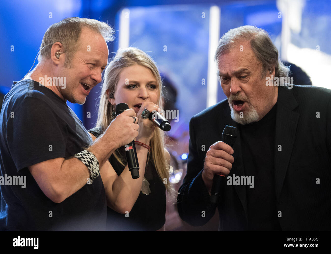 Berlin, Allemagne. 6Th Mar, 2017. Musiciens (l-r) Nick van Eede (réduction des équipages), Julia Mandoki et David Clayton-Thomas (Blood Sweet and Tears) effectuer pendant le concert de Man Doki et les Âmes Soeurs au Konzerthaus à Gendarmenmarkt à Berlin, Allemagne, 6 mars 2017. Après Paris et Londres, le musicien Leslie Mandoki rassembla ses allstar band avec les jazz et rock legends pour le concert à Berlin en Allemagne. Photo : Soeren Stache/dpa/Alamy Live News Banque D'Images