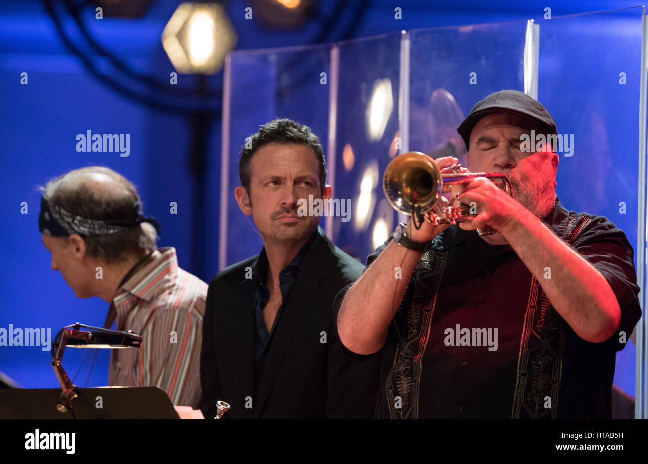 Berlin, Allemagne. 6Th Mar, 2017. Musiciens (l-r) Bill Evans (Miles Davis Band), Randy Brecker et Till Broenner effectuer pendant le concert de Man Doki et les Âmes Soeurs au Konzerthaus à Gendarmenmarkt à Berlin, Allemagne, 6 mars 2017. Après Paris et Londres, le musicien Leslie Mandoki rassembla ses allstar band avec les jazz et rock legends pour le concert à Berlin en Allemagne. Photo : Soeren Stache/dpa/Alamy Live News Banque D'Images