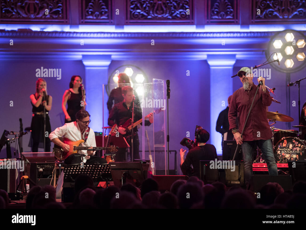 Berlin, Allemagne. 6Th Mar, 2017. Musiciens Al Di Meola (l) et Chris Thompson (Manfred Mann's Earth Band) effectuer pendant le concert de Man Doki et les Âmes Soeurs au Konzerthaus à Gendarmenmarkt à Berlin, Allemagne, 6 mars 2017. Après Paris et Londres, le musicien Leslie Mandoki rassembla ses allstar band avec les jazz et rock legends pour le concert à Berlin en Allemagne. Photo : Soeren Stache/dpa/Alamy Live News Banque D'Images