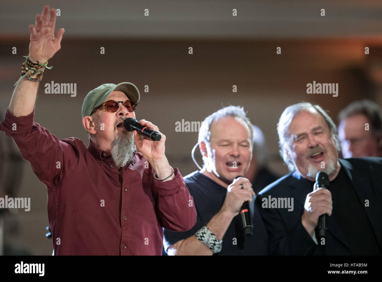 Berlin, Allemagne. 6Th Mar, 2017. Musiciens (l-r) Chris Thompson (Manfred Mann's Earth Band), Nick van Eede (réduction des équipages) et David Clayton-Thomas (Blood Sweet and Tears) effectuer pendant le concert de Man Doki et les Âmes Soeurs au Konzerthaus à Gendarmenmarkt à Berlin, Allemagne, 6 mars 2017. Après Paris et Londres, le musicien Leslie Mandoki rassembla ses allstar band avec les jazz et rock legends pour le concert à Berlin en Allemagne. Photo : Soeren Stache/dpa/Alamy Live News Banque D'Images