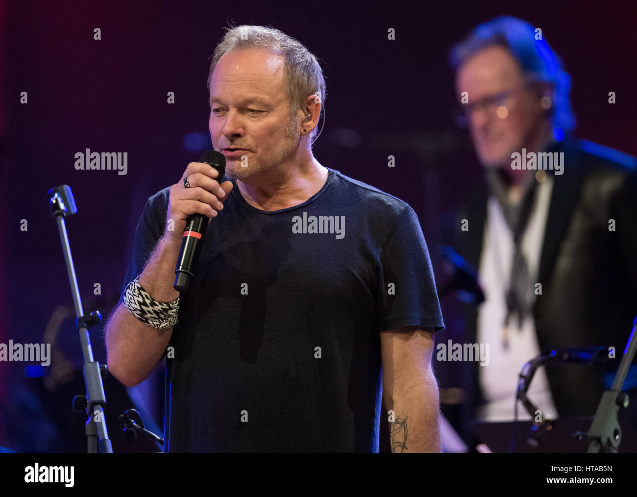 Berlin, Allemagne. 6Th Mar, 2017. Musicien Nick van Eede (réduction des équipages) effectue pendant le concert de Man Doki et les Âmes Soeurs au Konzerthaus à Gendarmenmarkt à Berlin, Allemagne, 6 mars 2017. Après Paris et Londres, le musicien Leslie Mandoki rassembla ses allstar band avec les jazz et rock legends pour le concert à Berlin en Allemagne. Photo : Soeren Stache/dpa/Alamy Live News Banque D'Images