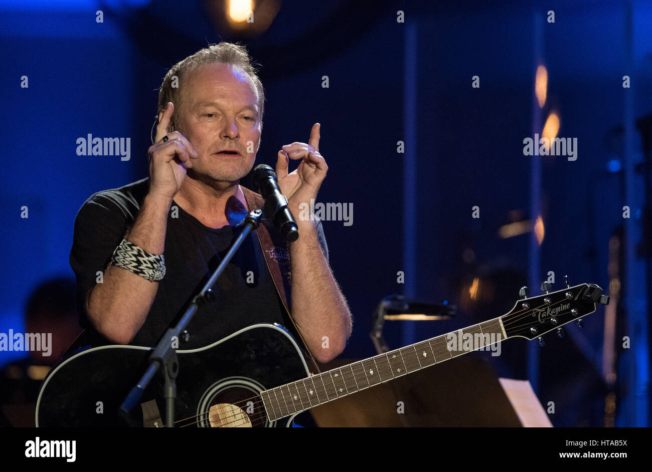 Berlin, Allemagne. 6Th Mar, 2017. Musicien Nick van Eede (réduction des équipages) effectue pendant le concert de Man Doki et les Âmes Soeurs au Konzerthaus à Gendarmenmarkt à Berlin, Allemagne, 6 mars 2017. Après Paris et Londres, le musicien Leslie Mandoki rassembla ses allstar band avec les jazz et rock legends pour le concert à Berlin en Allemagne. Photo : Soeren Stache/dpa/Alamy Live News Banque D'Images