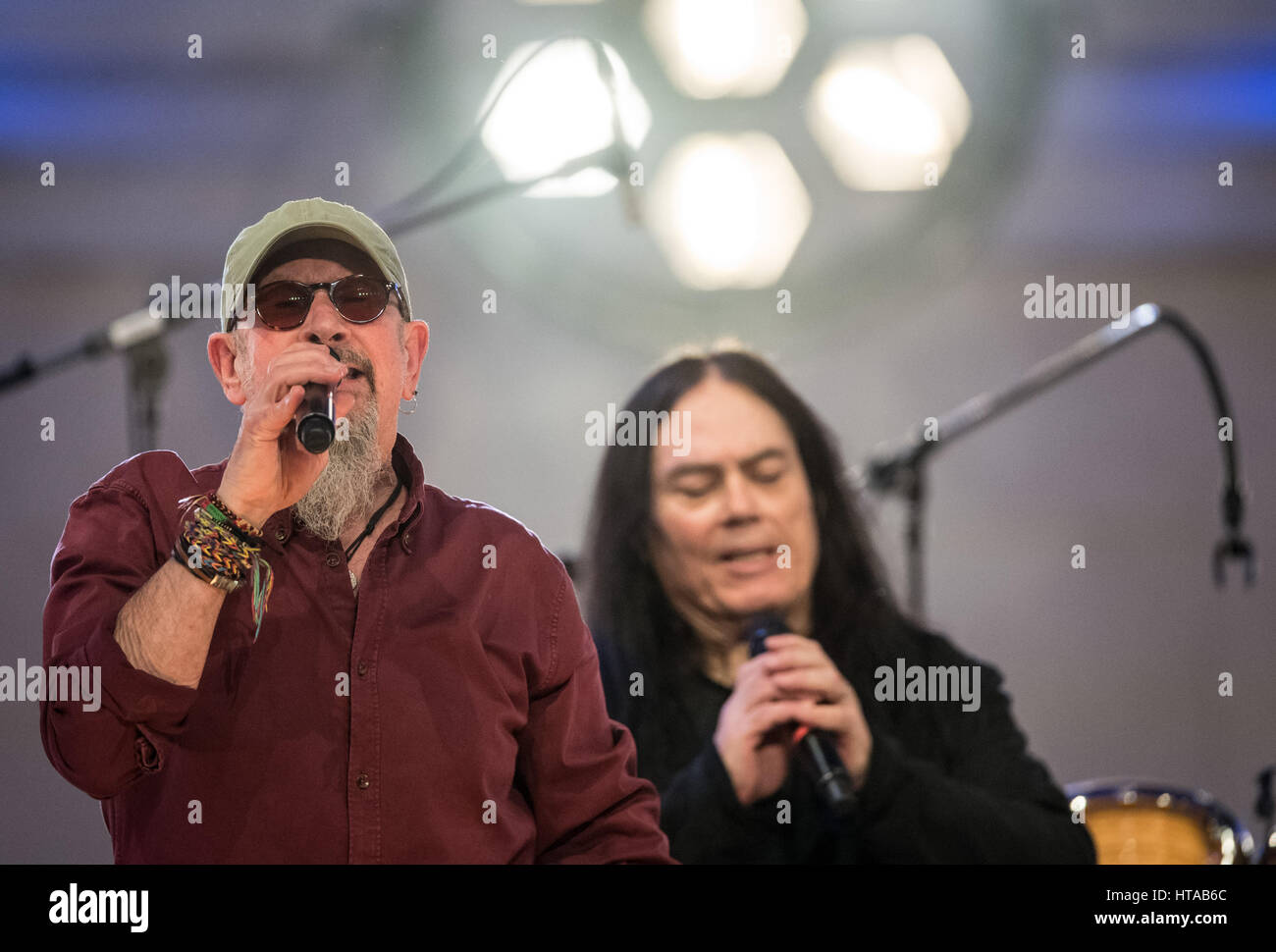 Berlin, Allemagne. 6Th Mar, 2017. Musiciens Chris Thompson (Manfred Mann's Earth Band) et Tony Carey (Rainbow) effectuer pendant le concert de Man Doki et les Âmes Soeurs au Konzerthaus à Gendarmenmarkt à Berlin, Allemagne, 6 mars 2017. Après Paris et Londres, le musicien Leslie Mandoki rassembla ses allstar band avec les jazz et rock legends pour le concert à Berlin en Allemagne. Photo : Soeren Stache/dpa/Alamy Live News Banque D'Images