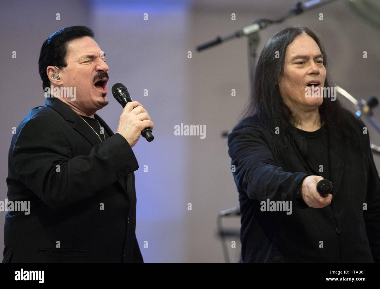 Berlin, Allemagne. 6Th Mar, 2017. Musiciens (l-r) Bobby Kimball (Toto) et Tony Carey (Rainbow) effectuer pendant le concert de Man Doki et les Âmes Soeurs au Konzerthaus à Gendarmenmarkt à Berlin, Allemagne, 6 mars 2017. Après Paris et Londres, le musicien Leslie Mandoki rassembla ses allstar band avec les jazz et rock legends pour le concert à Berlin en Allemagne. Photo : Soeren Stache/dpa/Alamy Live News Banque D'Images