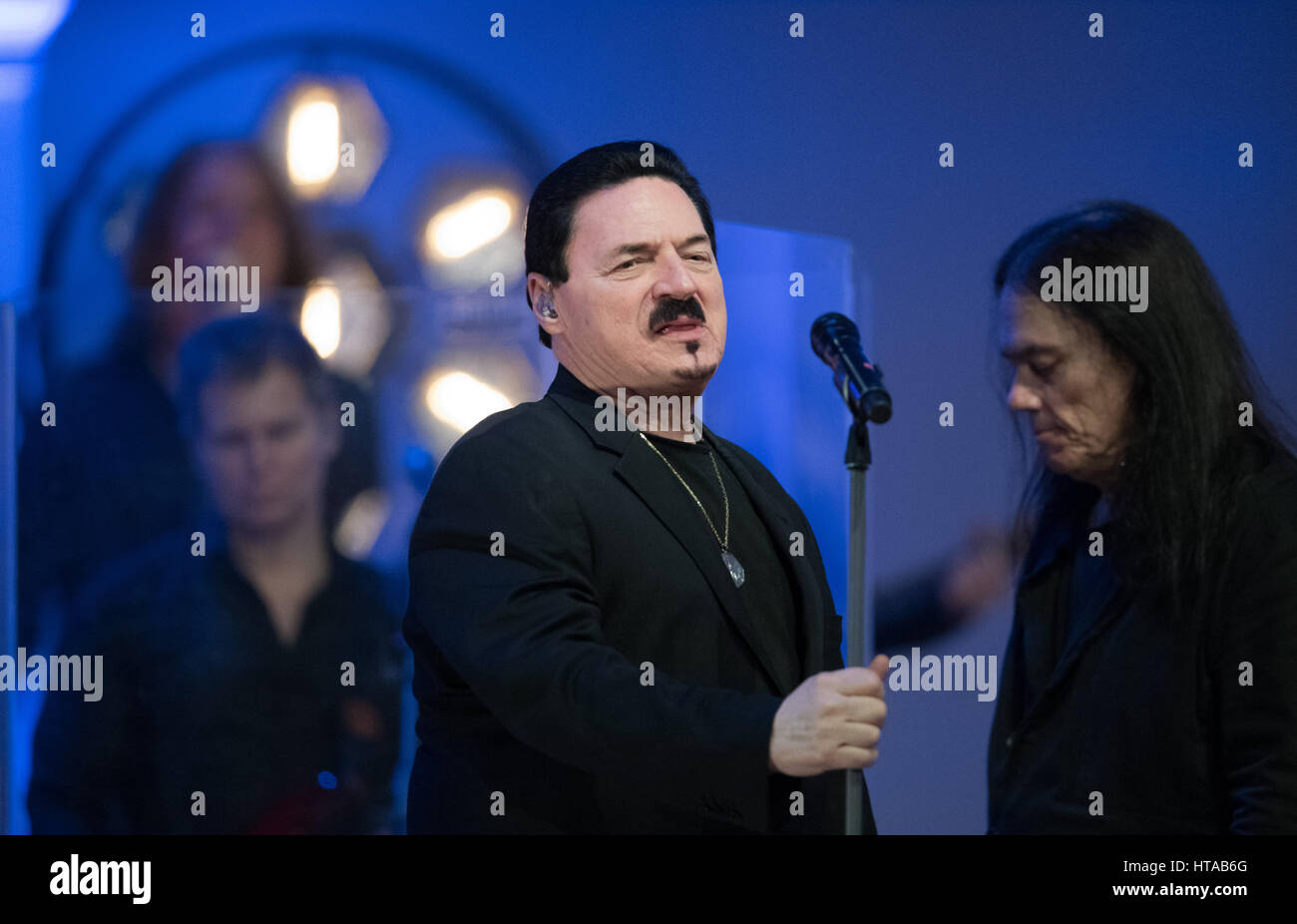 Berlin, Allemagne. 6Th Mar, 2017. Musiciens (l-r) Bobby Kimball (Toto) et Tony Carey (Rainbow) effectuer pendant le concert de Man Doki et les Âmes Soeurs au Konzerthaus à Gendarmenmarkt à Berlin, Allemagne, 6 mars 2017. Après Paris et Londres, le musicien Leslie Mandoki rassembla ses allstar band avec les jazz et rock legends pour le concert à Berlin en Allemagne. Photo : Soeren Stache/dpa/Alamy Live News Banque D'Images