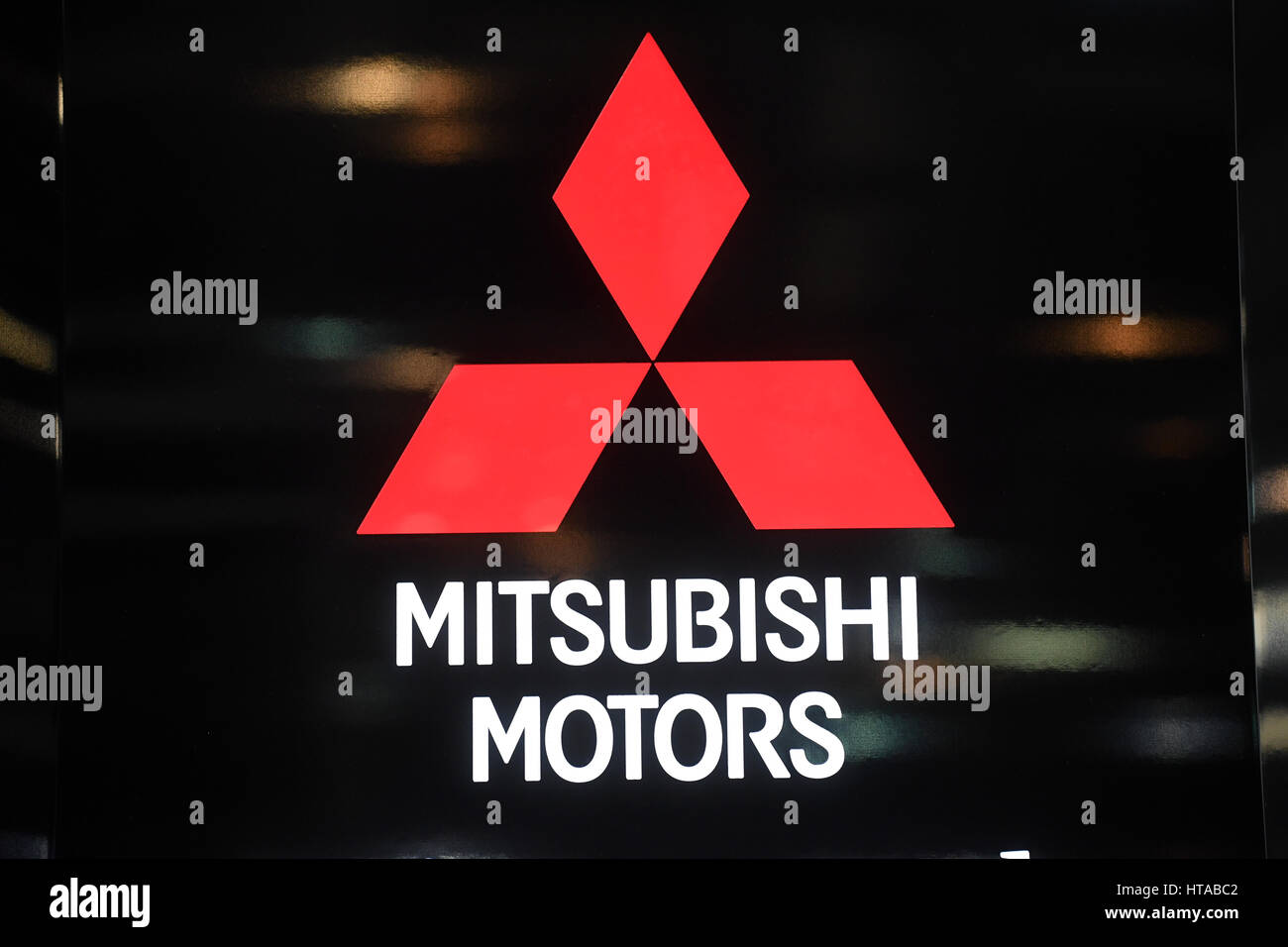 Genève, Suisse. 7 mars, 2017. Un logo Mitsubishi, photographiés au cours de la deuxième journée de la presse au 87e Salon International de l'Automobile à Genève, Suisse, 7 mars 2017. Photo : Uli Deck/dpa/Alamy Live News Banque D'Images