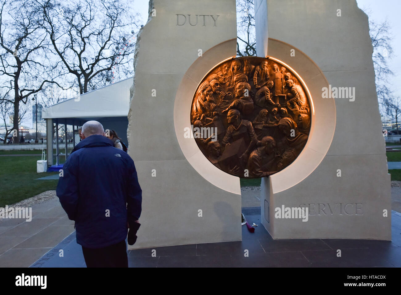 Victoria Embankment, London, UK. 9 mars 2017. Le nouveau monument par l'artiste Paul jour dédié à ceux qui ont servi dans les guerres en Afghanistan et en Iraq, le monument se compose de deux monolithes en pierre et une médaille de bronze. Crédit : Matthieu Chattle/Alamy Live News Banque D'Images