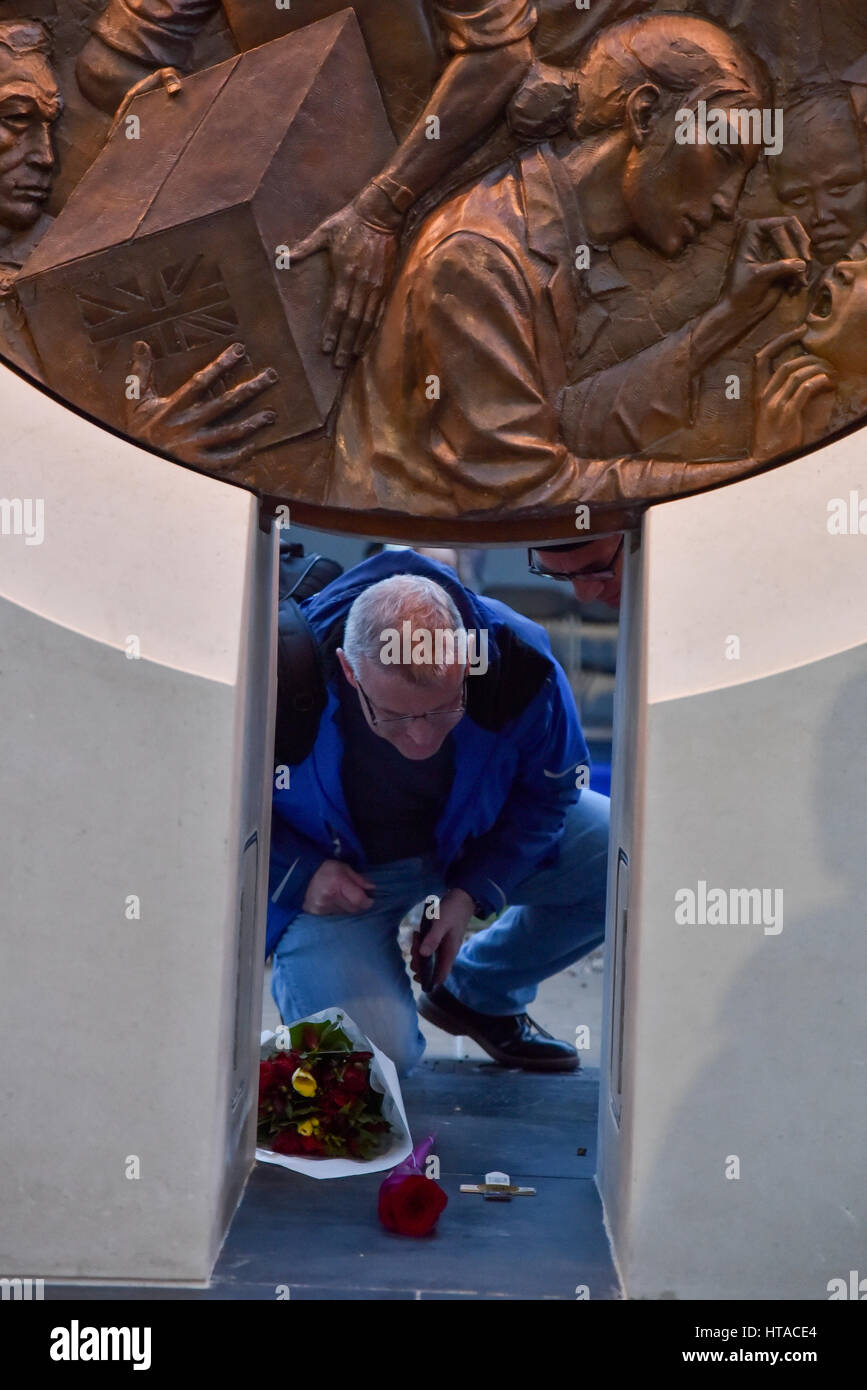 Victoria Embankment, London, UK. 9 mars 2017. Le nouveau monument par l'artiste Paul jour dédié à ceux qui ont servi dans les guerres en Afghanistan et en Iraq, le monument se compose de deux monolithes en pierre et une médaille de bronze. Crédit : Matthieu Chattle/Alamy Live News Banque D'Images