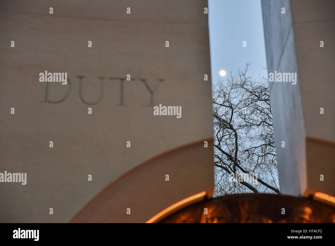 Victoria Embankment, London, UK. 9 mars 2017. Le nouveau monument par l'artiste Paul jour dédié à ceux qui ont servi dans les guerres en Afghanistan et en Iraq, le monument se compose de deux monolithes en pierre et une médaille de bronze. Crédit : Matthieu Chattle/Alamy Live News Banque D'Images