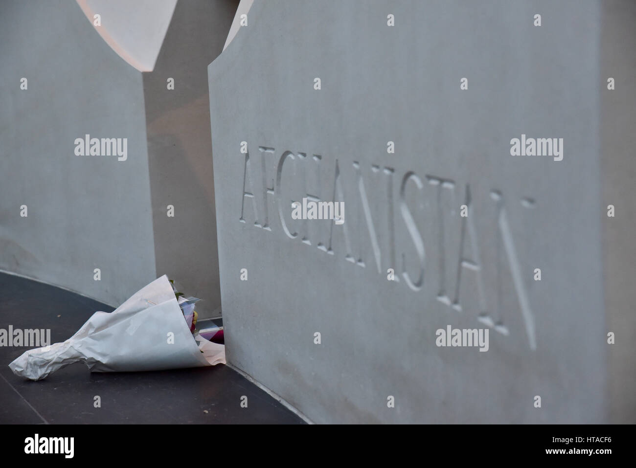 Victoria Embankment, London, UK. 9 mars 2017. Le nouveau monument par l'artiste Paul jour dédié à ceux qui ont servi dans les guerres en Afghanistan et en Iraq, le monument se compose de deux monolithes en pierre et une médaille de bronze. Crédit : Matthieu Chattle/Alamy Live News Banque D'Images