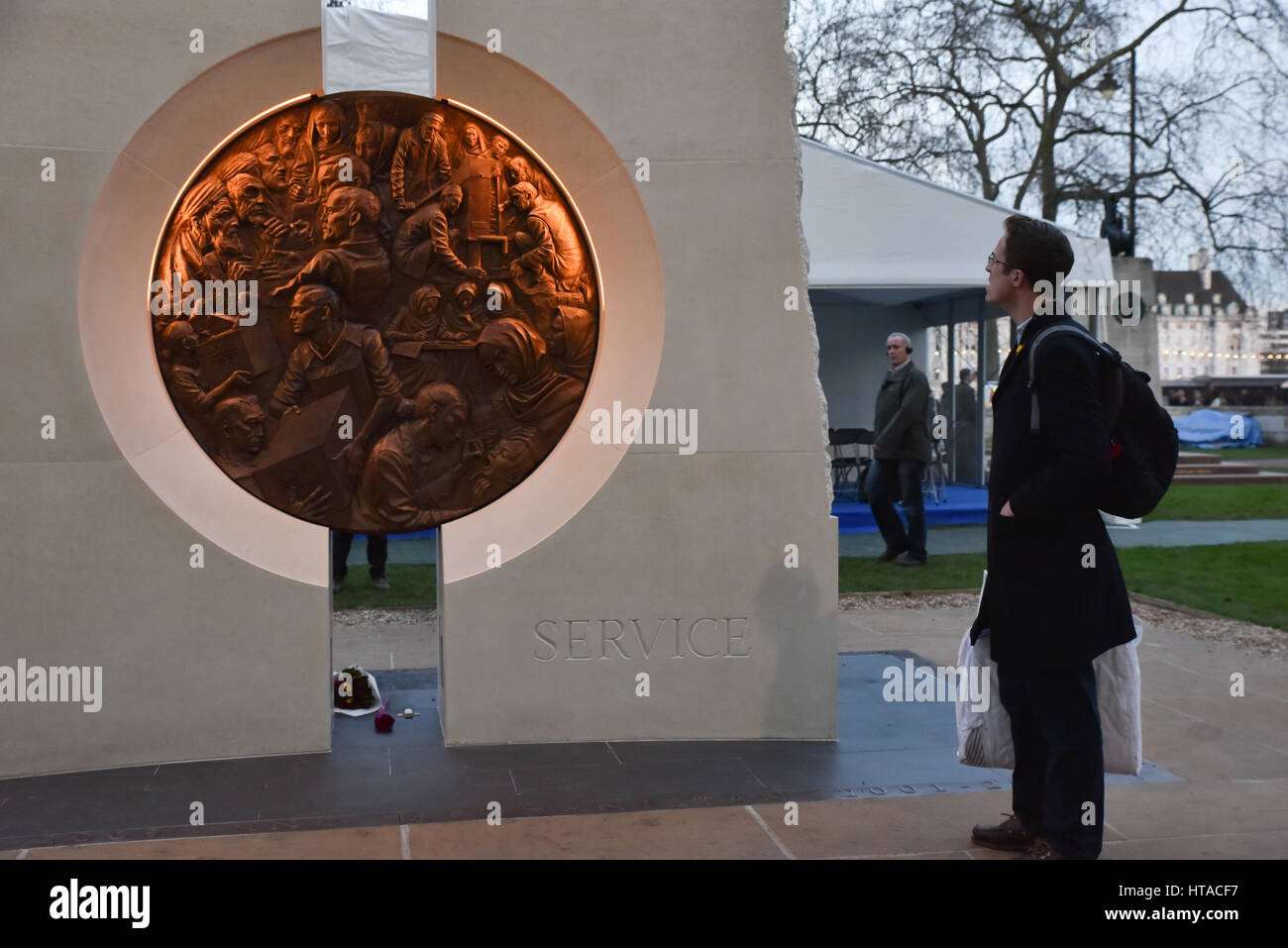 Victoria Embankment, London, UK. 9 mars 2017. Le nouveau monument par l'artiste Paul jour dédié à ceux qui ont servi dans les guerres en Afghanistan et en Iraq, le monument se compose de deux monolithes en pierre et une médaille de bronze. Crédit : Matthieu Chattle/Alamy Live News Banque D'Images