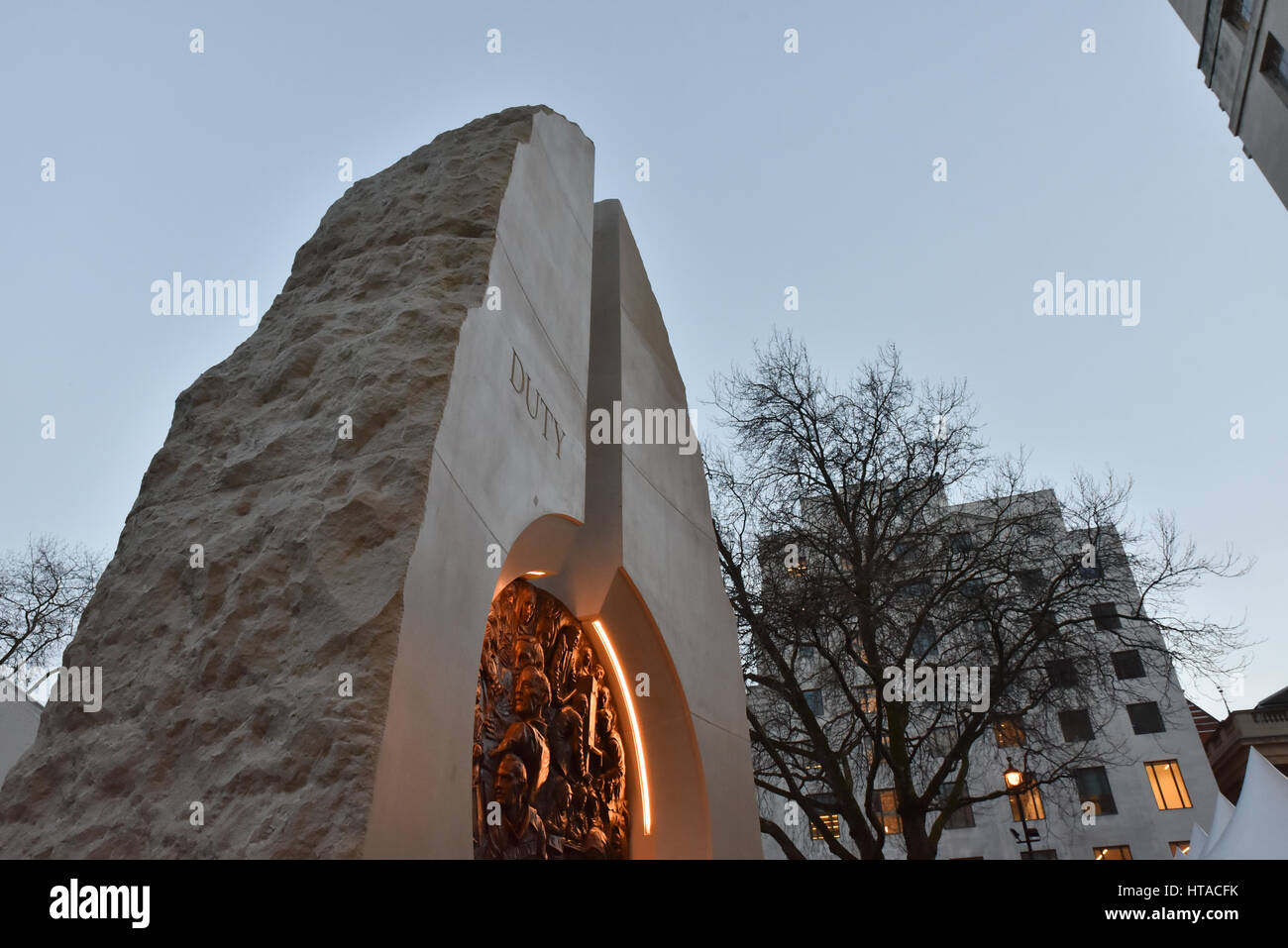 Victoria Embankment, London, UK. 9 mars 2017. Le nouveau monument par l'artiste Paul jour dédié à ceux qui ont servi dans les guerres en Afghanistan et en Iraq, le monument se compose de deux monolithes en pierre et une médaille de bronze. Crédit : Matthieu Chattle/Alamy Live News Banque D'Images