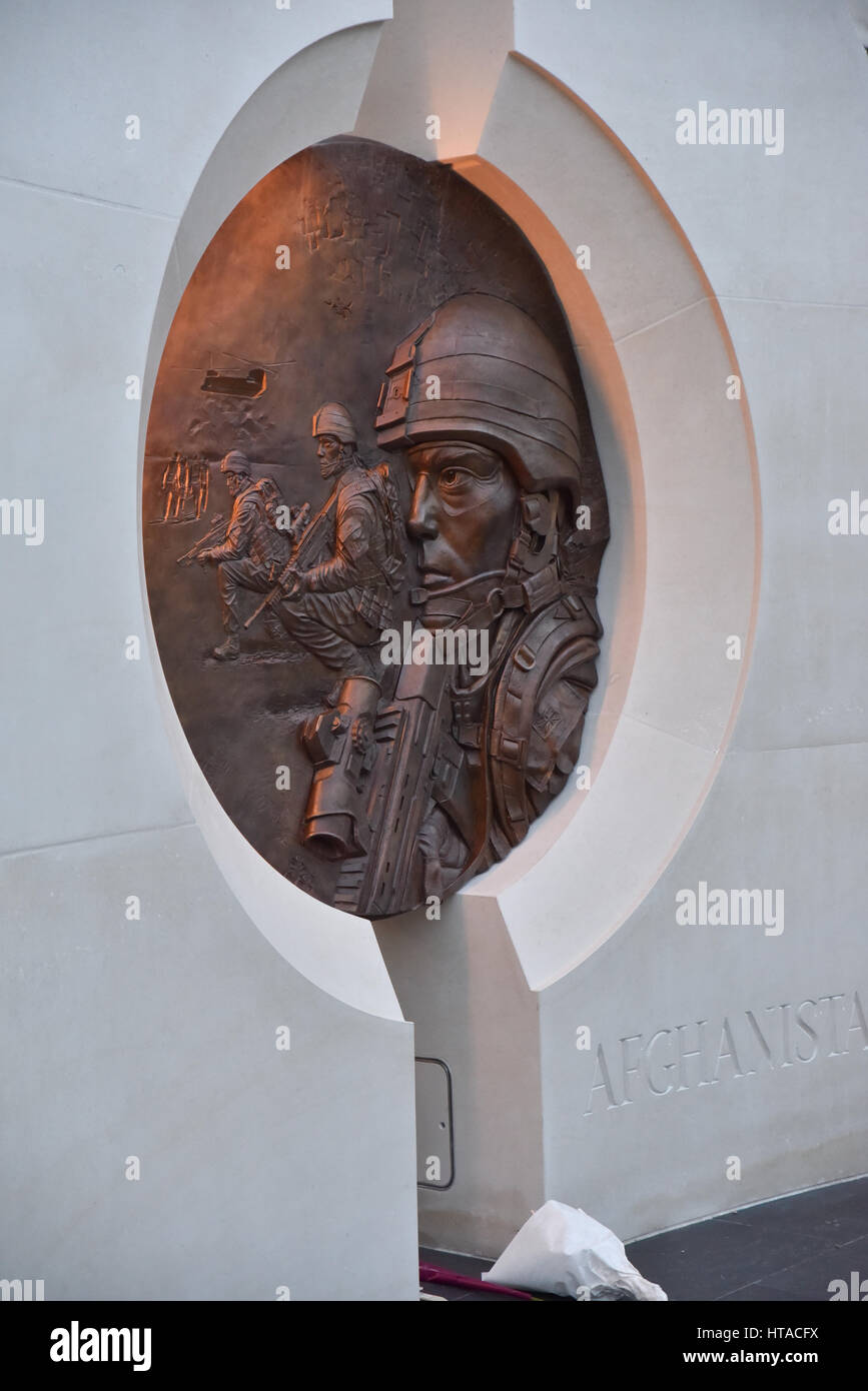 Victoria Embankment, London, UK. 9 mars 2017. Le nouveau monument par l'artiste Paul jour dédié à ceux qui ont servi dans les guerres en Afghanistan et en Iraq, le monument se compose de deux monolithes en pierre et une médaille de bronze. Crédit : Matthieu Chattle/Alamy Live News Banque D'Images