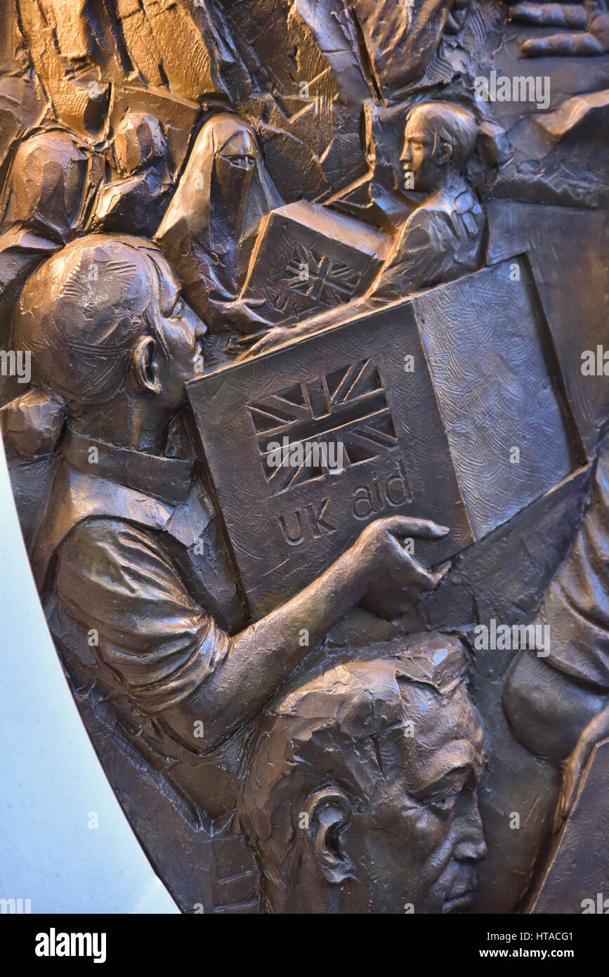 Victoria Embankment, London, UK. 9 mars 2017. Le nouveau monument par l'artiste Paul jour dédié à ceux qui ont servi dans les guerres en Afghanistan et en Iraq, le monument se compose de deux monolithes en pierre et une médaille de bronze. Crédit : Matthieu Chattle/Alamy Live News Banque D'Images