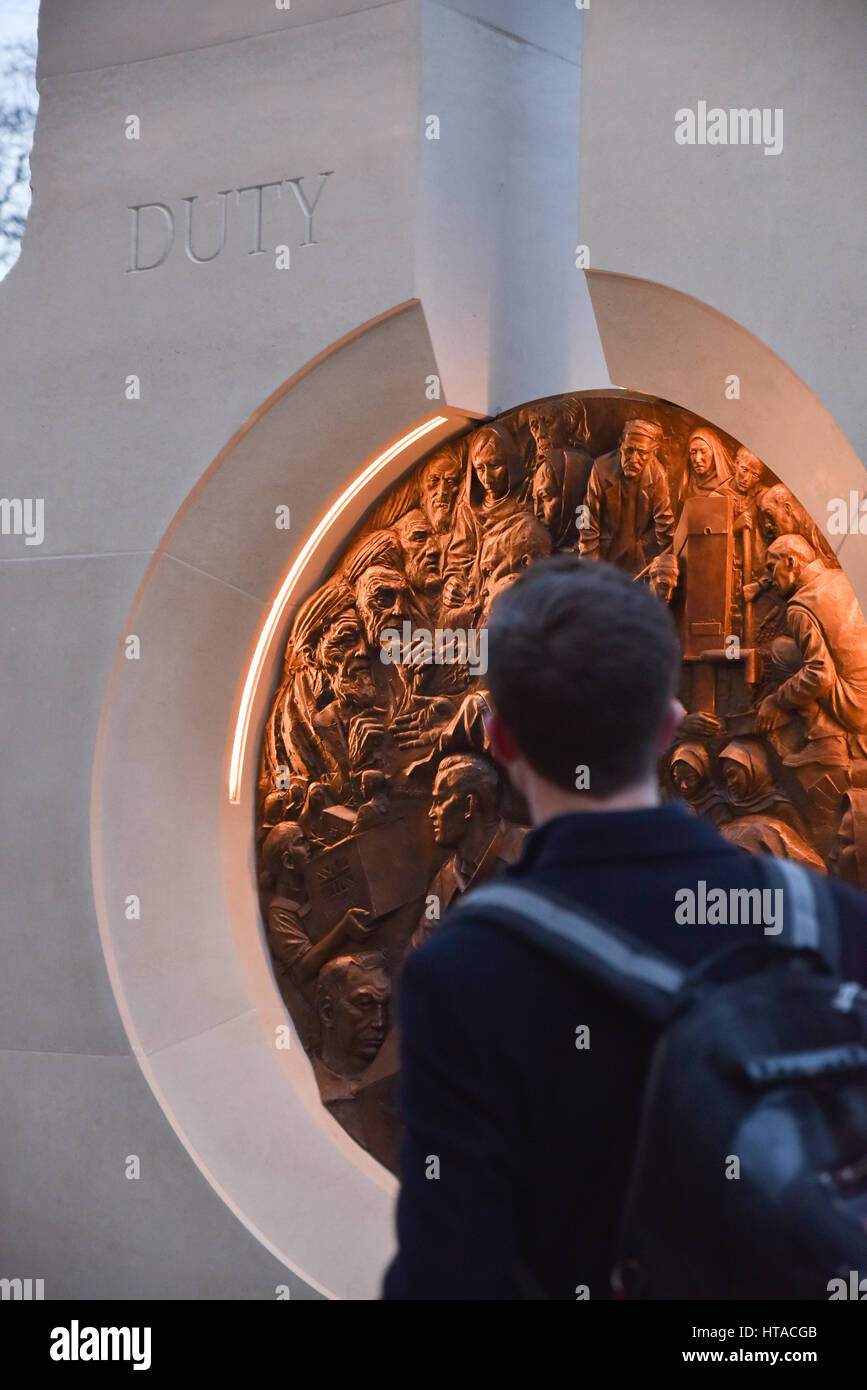 Victoria Embankment, London, UK. 9 mars 2017. Le nouveau monument par l'artiste Paul jour dédié à ceux qui ont servi dans les guerres en Afghanistan et en Iraq, le monument se compose de deux monolithes en pierre et une médaille de bronze. Crédit : Matthieu Chattle/Alamy Live News Banque D'Images