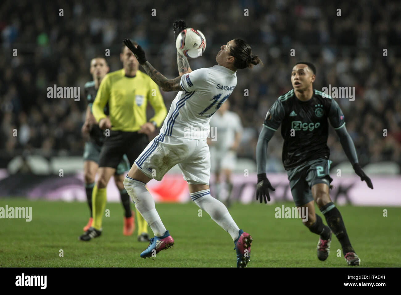 Danemark, Copenhague, le 9 mars 2017. Federico Santander (19), du FC Copenhague vu avec Kenny Tete (2) d'Ajax au cours de la Ligue Europa ronde de 16 match entre FC Copenhague et l'Ajax d'Amsterdam à Telia Parken. Banque D'Images