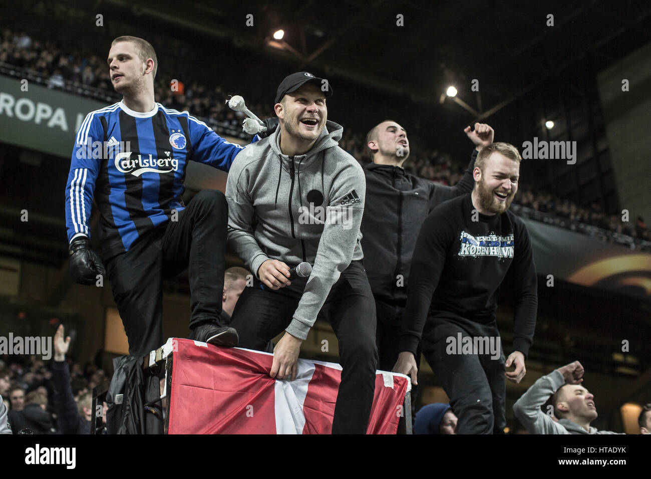 Danemark, Copenhague, le 9 mars 2017. FC Copenhague extatique fans célébrer une victoire (2-1) sur l'Ajax d'Amsterdam dans la première étape de la Ligue Europa ronde de 16 match entre FC Copenhague et l'Ajax d'Amsterdam à Telia Parken. Banque D'Images
