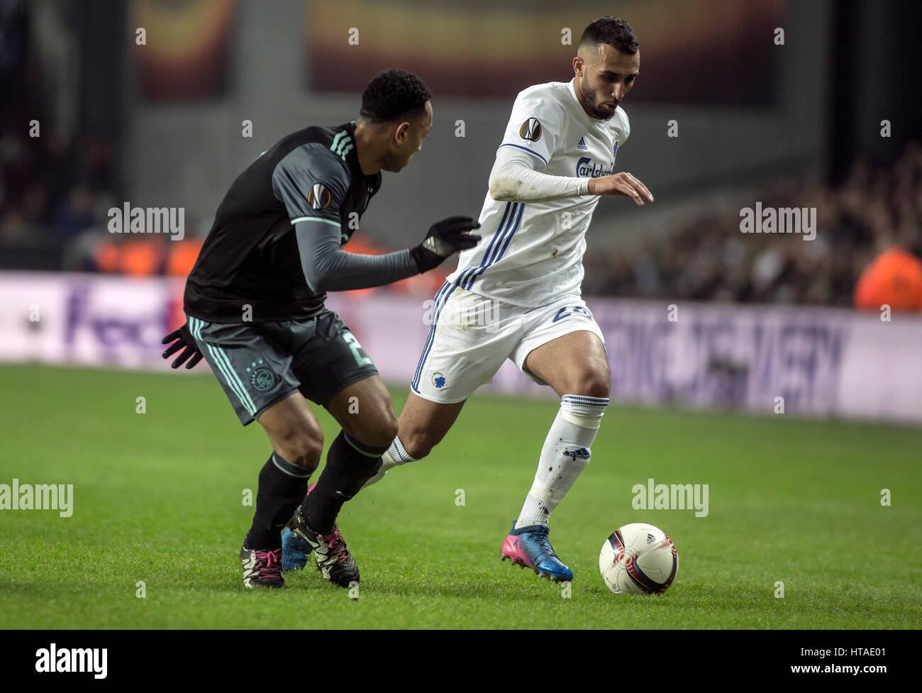 Danemark, Copenhague, le 9 mars 2017. Youssef Toutouh (R) du FC Copenhague est à Kenny Tete (2) au cours de la Ligue Europa ronde de 16 match entre FC Copenhague et l'Ajax d'Amsterdam à Telia Parken. Banque D'Images