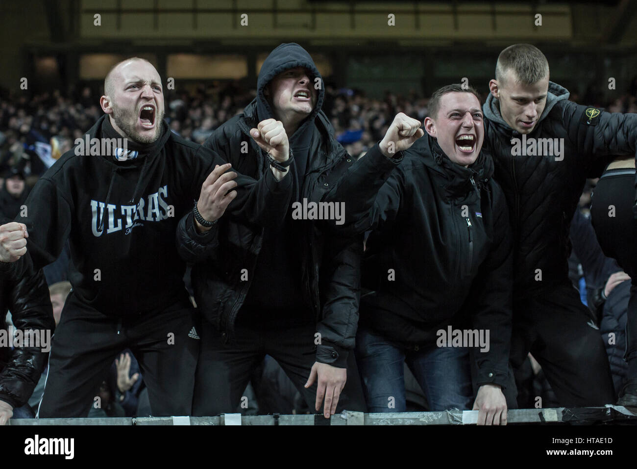 Danemark, Copenhague, le 9 mars 2017. FC Copenhague extatique fans célébrer une victoire (2-1) sur l'Ajax d'Amsterdam dans la première étape de la Ligue Europa ronde de 16 match entre FC Copenhague et l'Ajax d'Amsterdam à Telia Parken. Banque D'Images