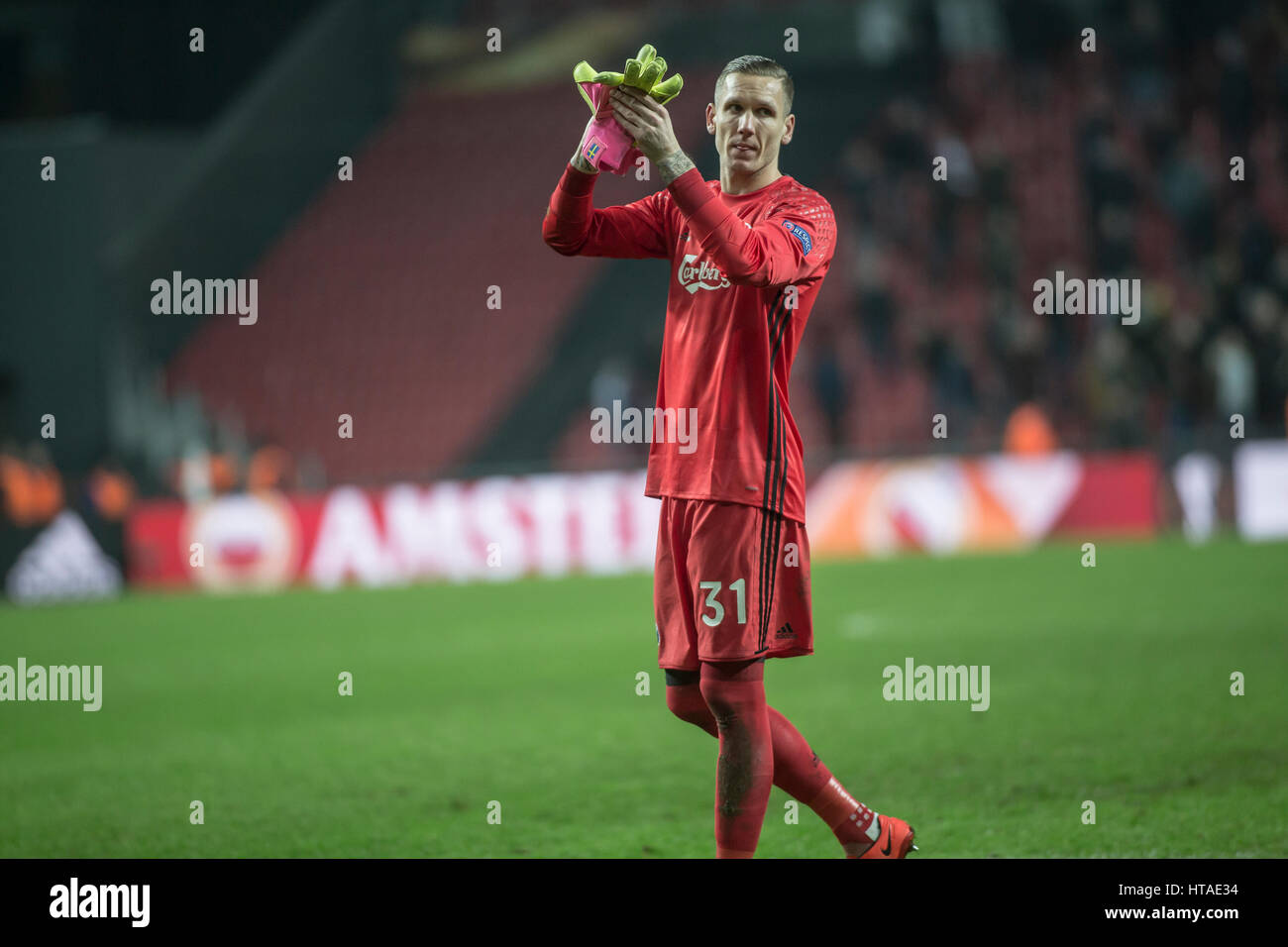 Danemark, Copenhague, le 9 mars 2017. FC Copenhague gardien Robin Olsen merci les fans après la Ligue Europa ronde de 16 match entre FC Copenhague et l'Ajax d'Amsterdam à Telia Parken. Banque D'Images