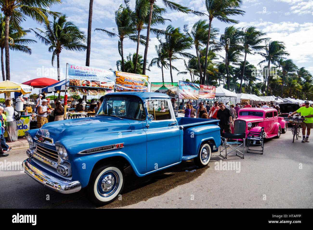 Miami Beach Florida,Ocean Drive,week-end art déco,festival communautaire,foire de rue,salon de voiture classique,Chevrolet,Apache,camion,restauré,bleu,pneus muraux blancs Banque D'Images