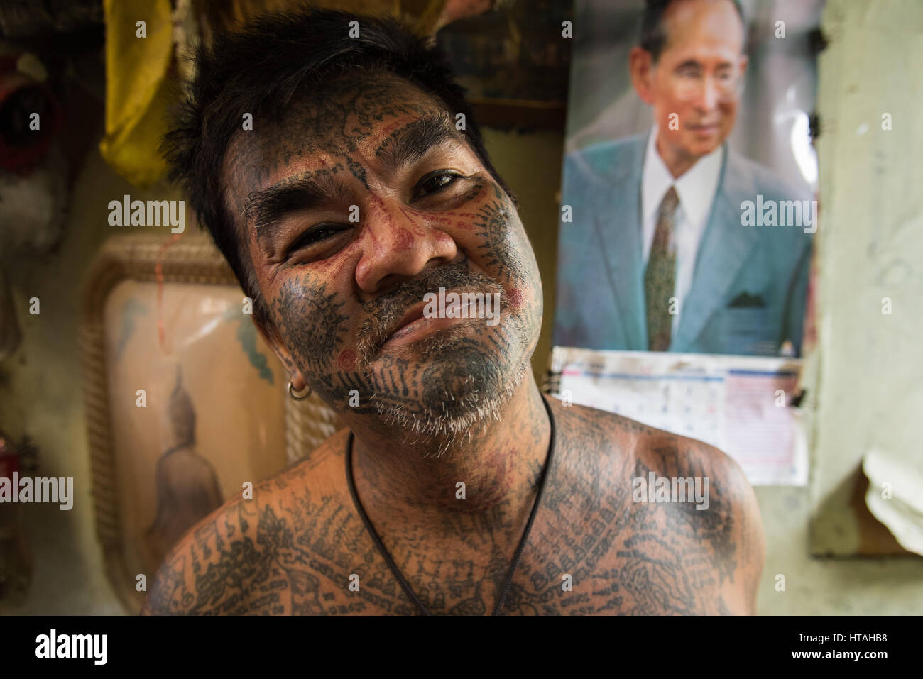 L'homme tatoué à son domicile de Khlong Thoey, Bangkok, Thaïlande. Banque D'Images