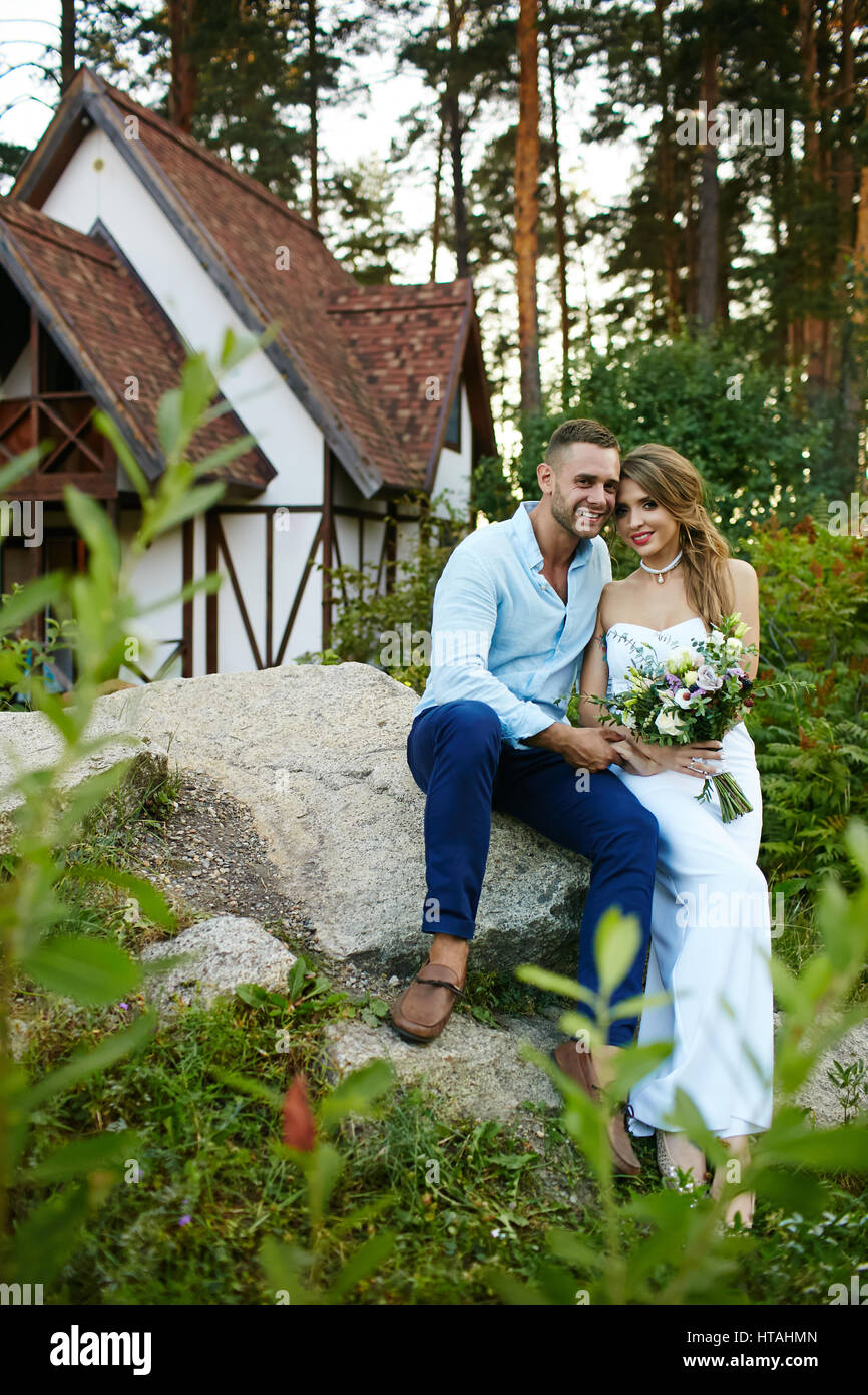 Heureux mariés passent leur lune de miel en chambre particulière en milieu rural Banque D'Images