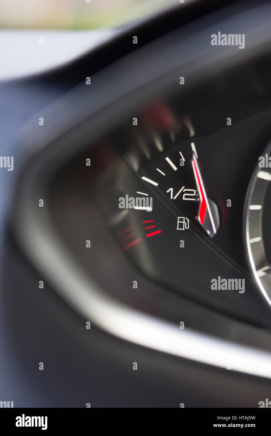 Close Up de la jauge de carburant en plein Enregistrement de voiture Banque D'Images