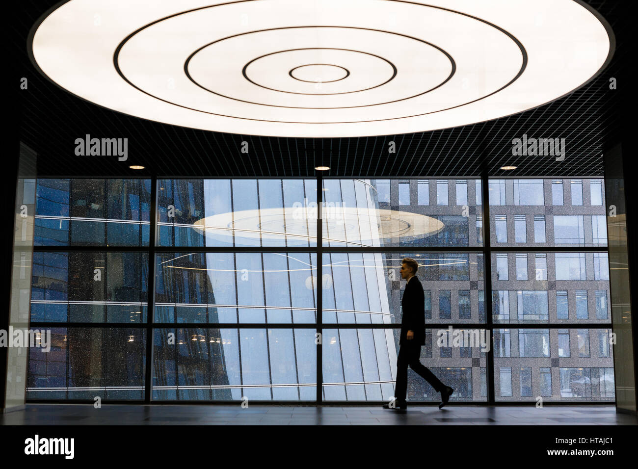 Businessman pressé de bureau le matin pluvieux Banque D'Images