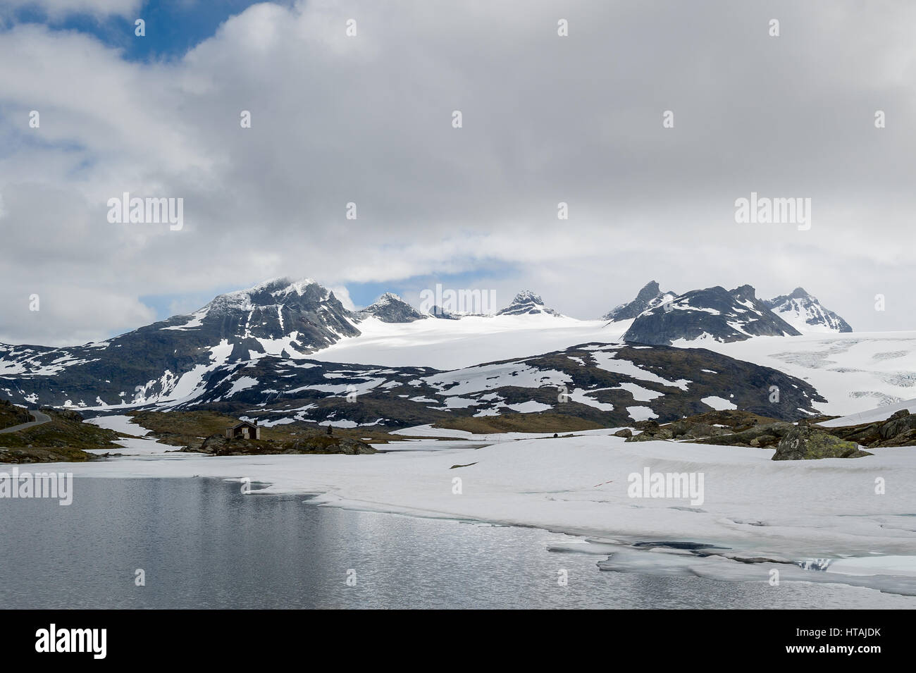 Paysage de montagne enneigée avec le lac et les rochers. Route touristique national. Sognefjellet, la Norvège. Banque D'Images