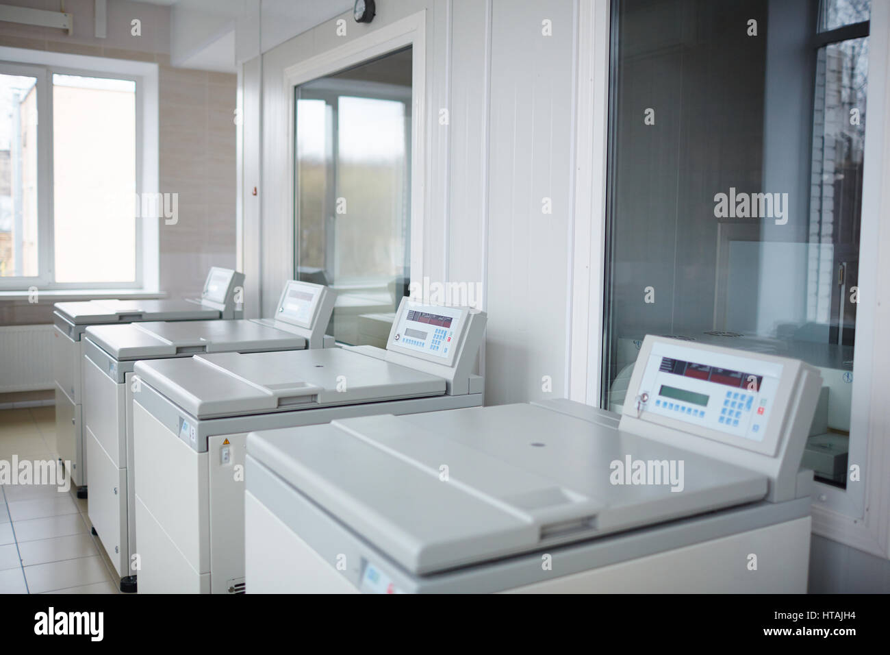 Rangée de centrifugeuses de laboratoire chimique du plasma Banque D'Images