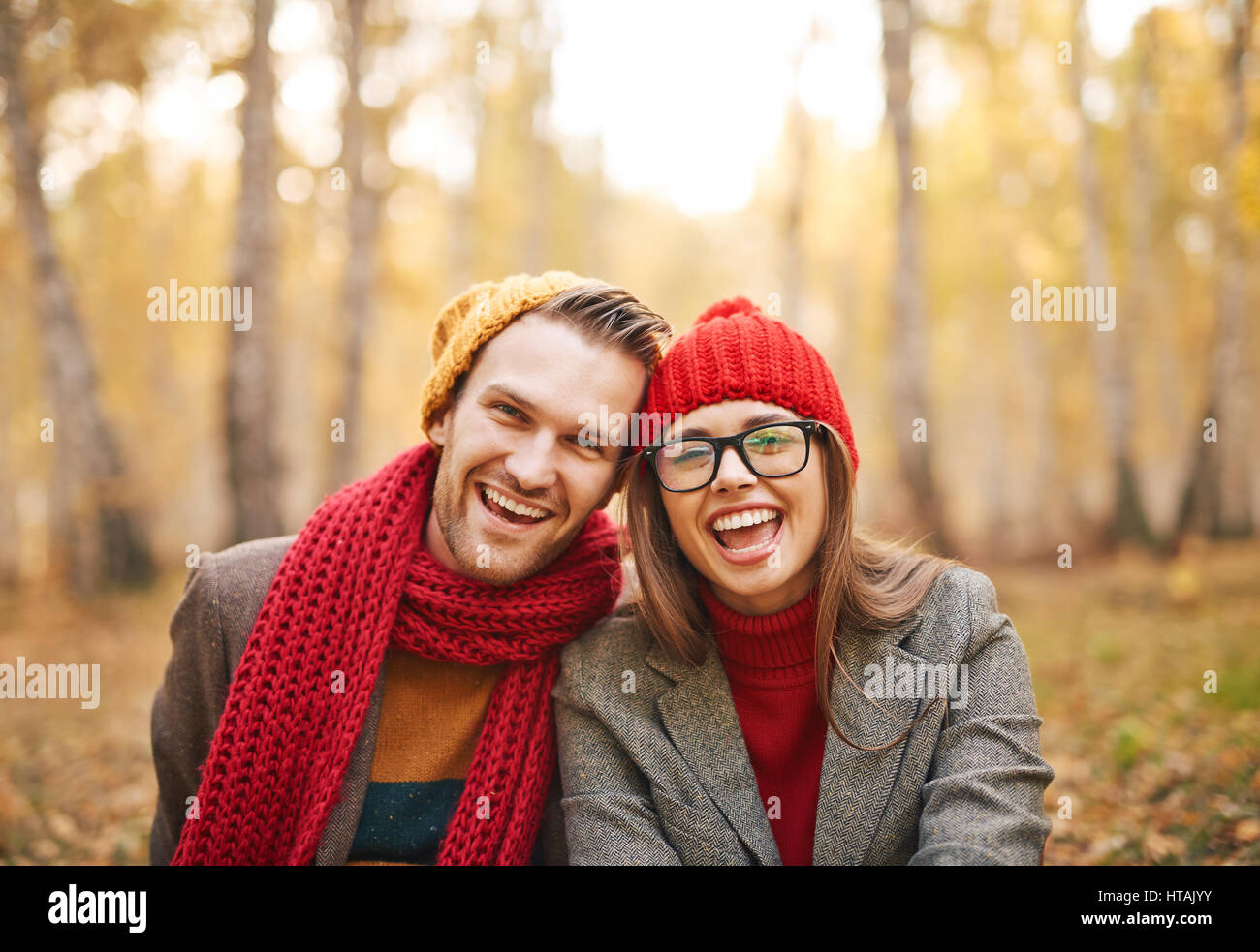 Dates Smiley appréciant jour d'automne dans le parc Banque D'Images