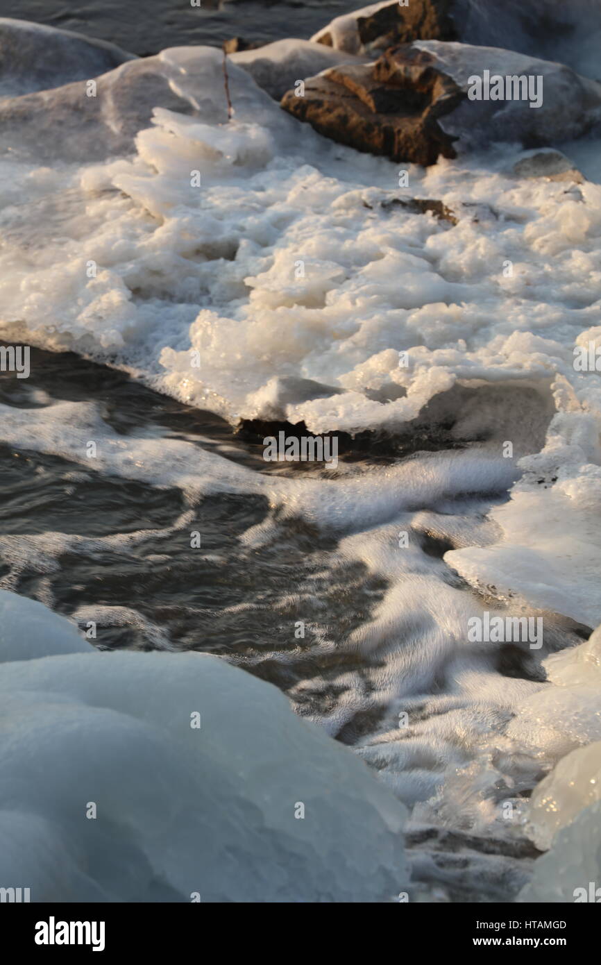 Vereister Fluß im Winter Banque D'Images