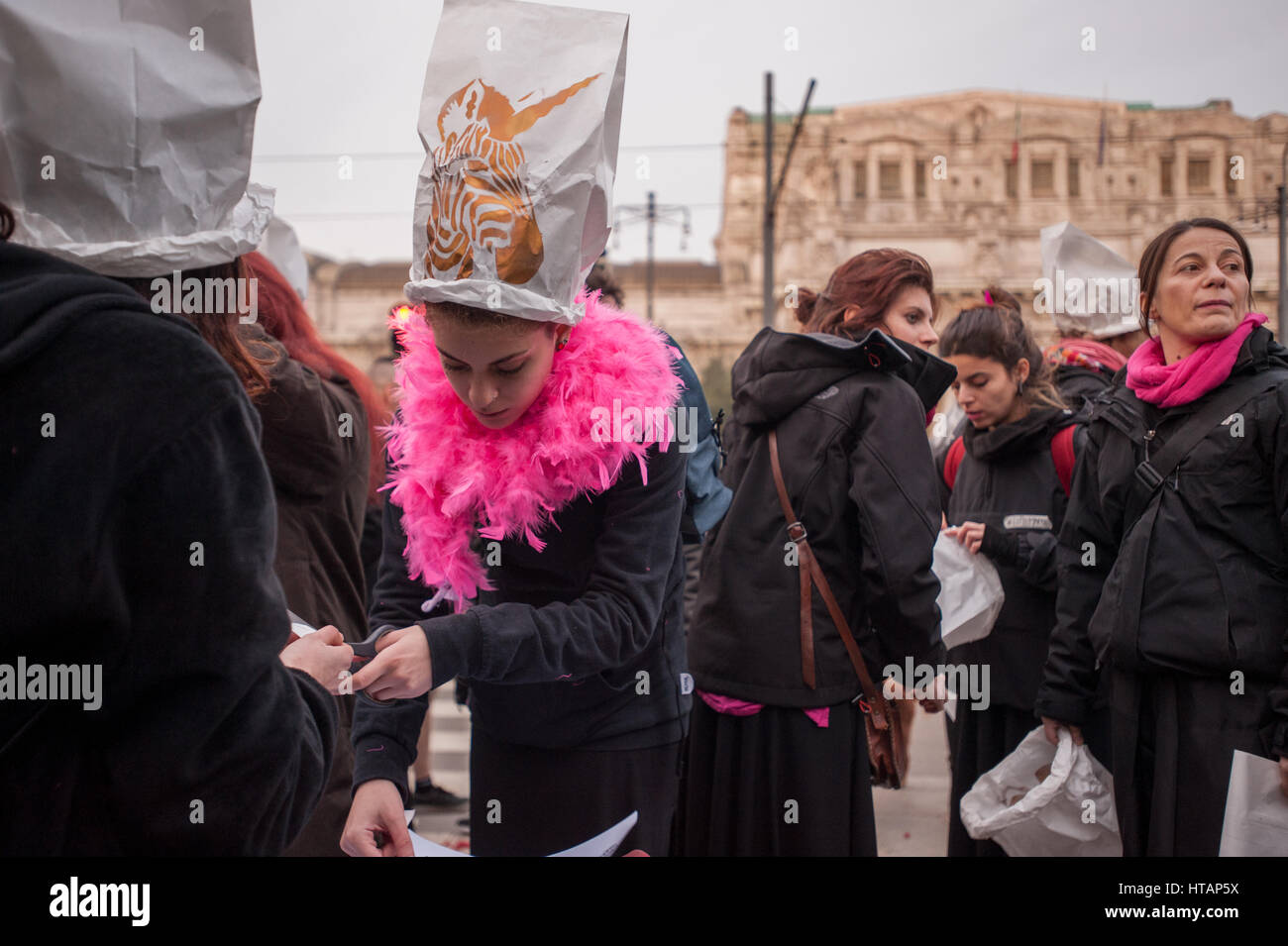 Milano, Italie. 8 mars, Journée des femmes. Manifestation pour les droits des femmes "Non una di meno -pas un de moins". Banque D'Images