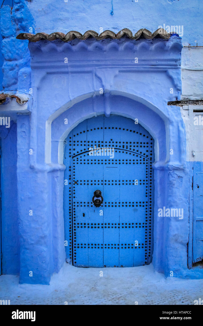 Porte bleue à Chefchaouen Medina - Maroc Banque D'Images