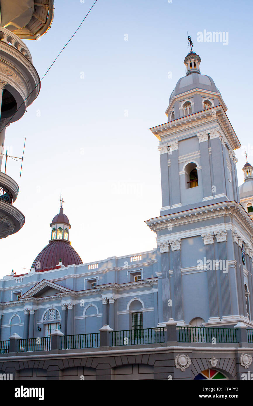 Santiago de Cuba, Cuba - Décembre 21, 2016 Église Cathédrale catholique : au coucher du soleil dans le centre historique de Santiago de cuba Banque D'Images