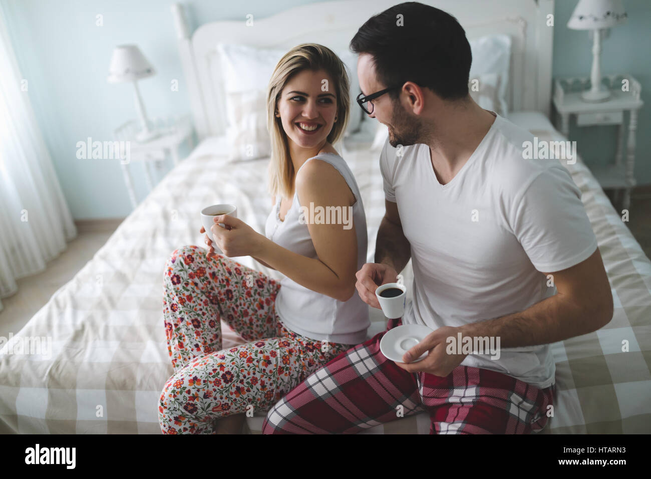 Joli couple dans l'amour à boire du café dans la chambre Banque D'Images