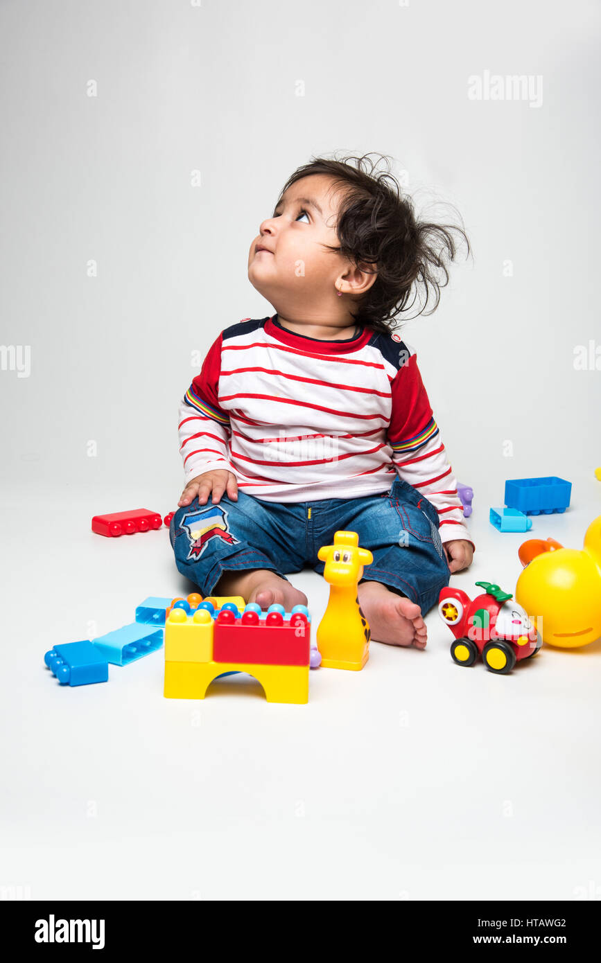 Bebe Garcon Jouant Sur Les Indiens Sur Fond Blanc Looking At Camera Photo Stock Alamy