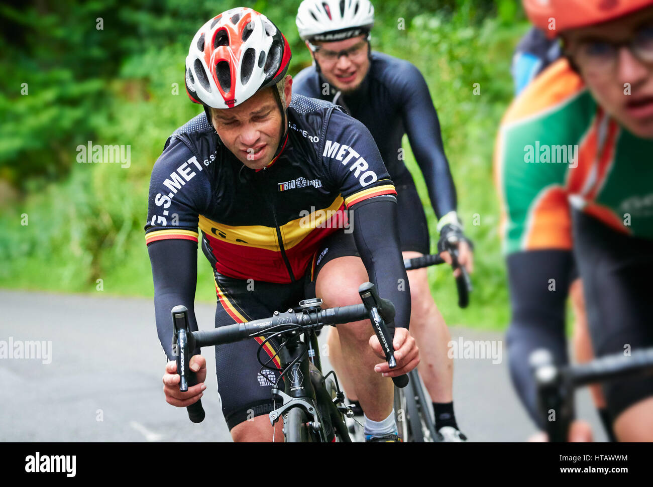 NORTHUMBERLAND, England, UK - 07 août 2016 : un groupe de cavaliers sur un parcours de formation pour une longue distance de course sur route de l'endurance. Banque D'Images