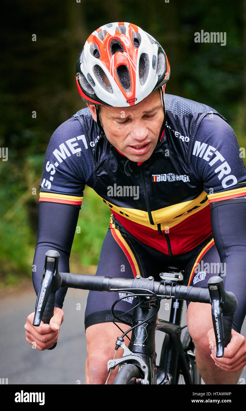 NORTHUMBERLAND, England, UK - 07 août 2016 : un groupe de cavaliers sur un parcours de formation pour une longue distance de course sur route de l'endurance. Banque D'Images