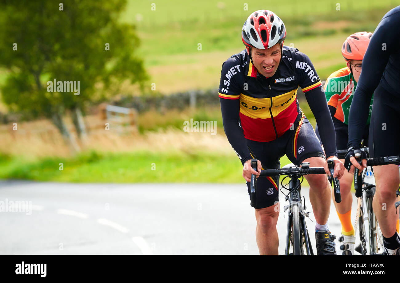 NORTHUMBERLAND, England, UK - 07 août 2016 : un groupe de cavaliers sur un parcours de formation pour une longue distance de course sur route de l'endurance. Banque D'Images