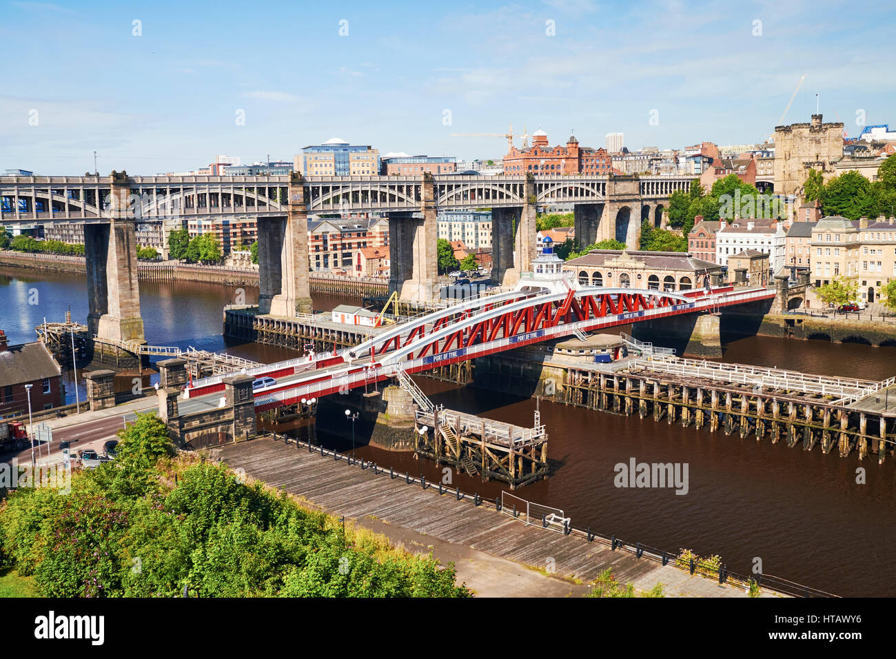 NEWCASTLE Upon Tyne, England, UK - 13 août 2015 : Le Swing et de ponts sur la rivière Tyne à Newcastle. Banque D'Images