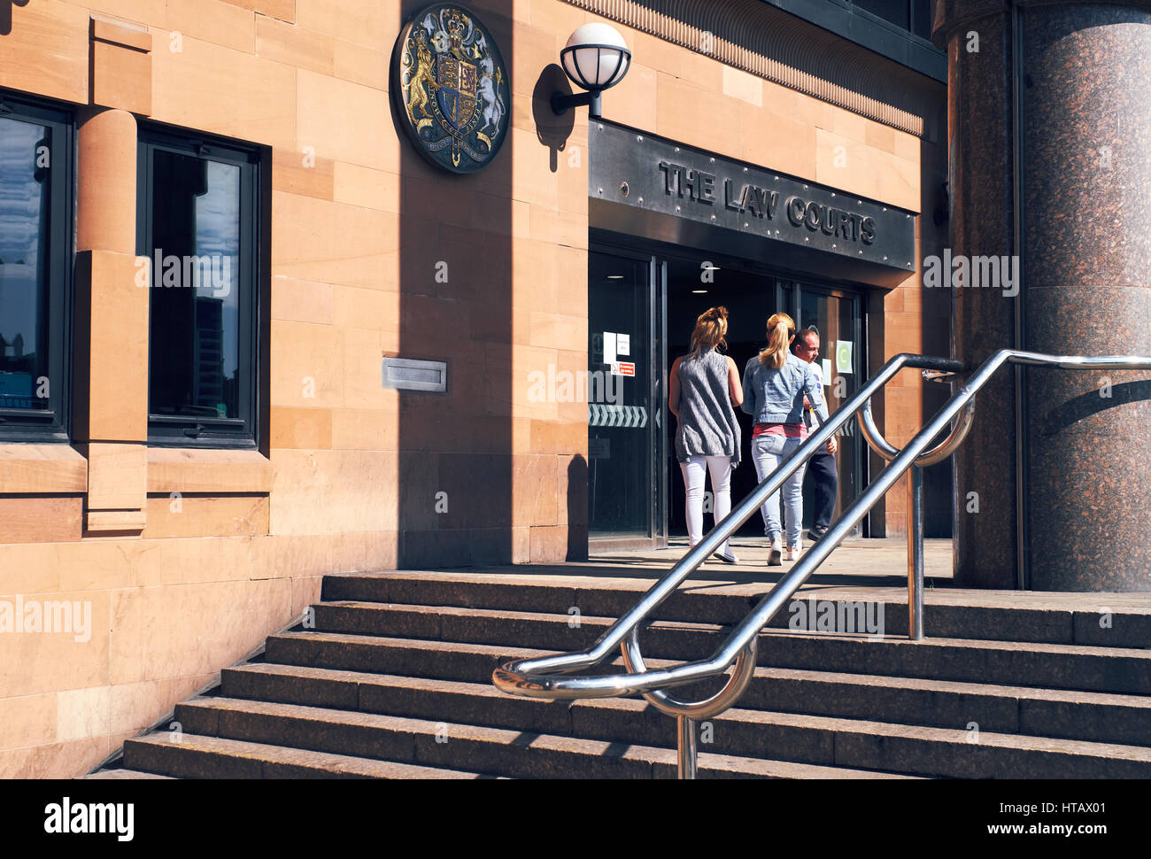 NEWCASTLE Upon Tyne, England, UK - 13 août 2015 : Les gens de l'extérieur de la Couronne de Newcastle Newcastle Quayside sur la Cour. Banque D'Images