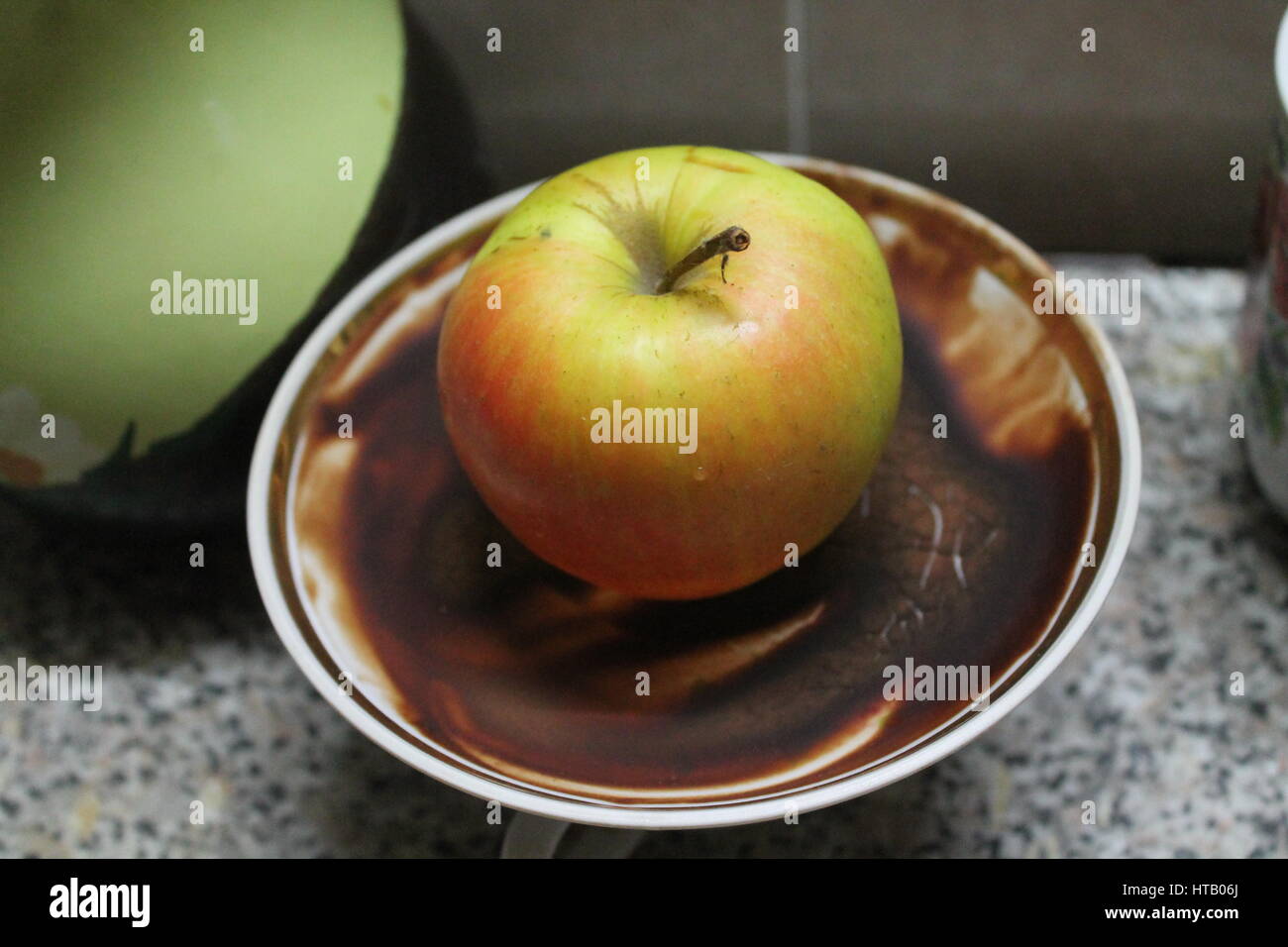 Green Apple juteux doux poser sur une soucoupe dans le chocolat dessert sain bel ornement Banque D'Images