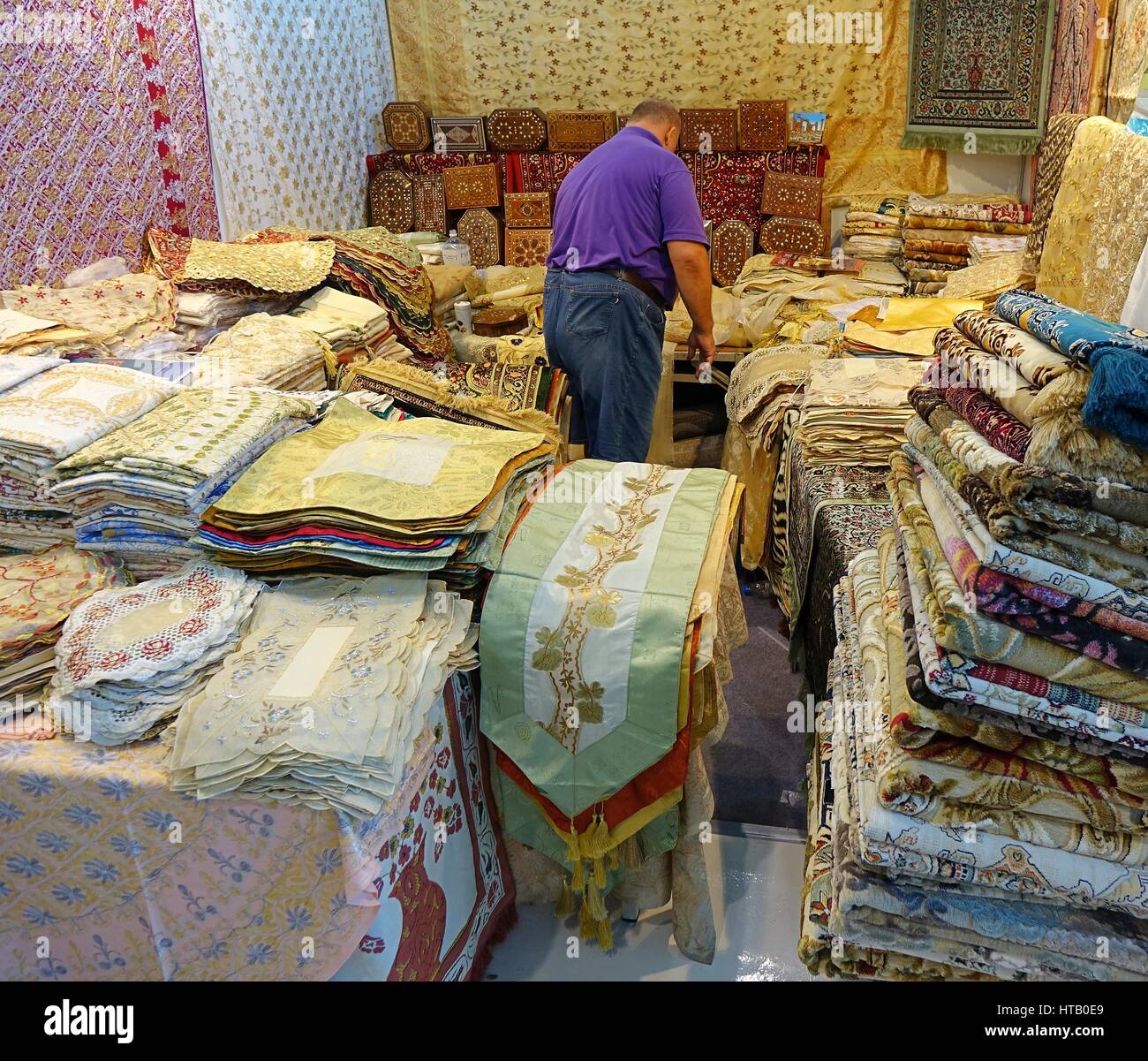 KAOHSIUNG, TAIWAN -- 8 octobre 2015 : un étal vendant des tapis orientaux et des tapis à un commerce local équitable. Banque D'Images
